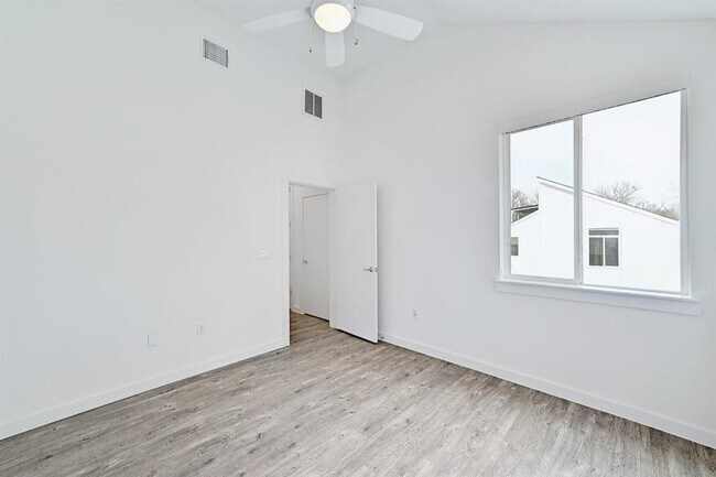 Building Photo - 705 N Bluff Dr