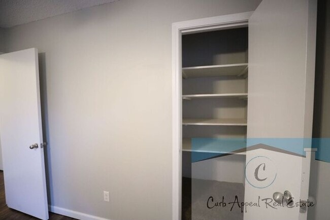 Building Photo - Beautifully renovated 4 bed / 2 bath duple...