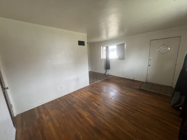 Building Photo - Charming 1-Bedroom Apartment Near Cherokee...