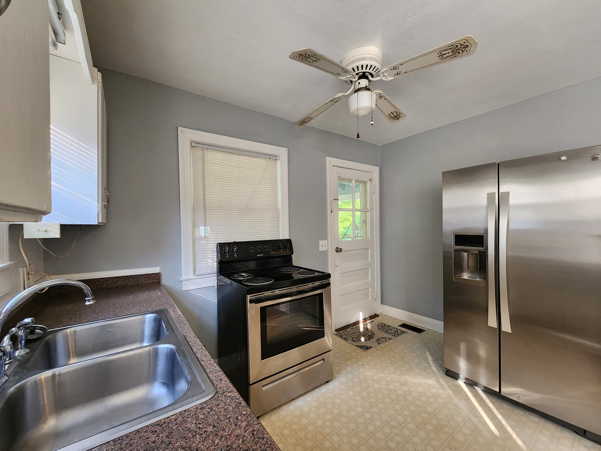 Kitchen with door to carport - 8011 Greenway Dr