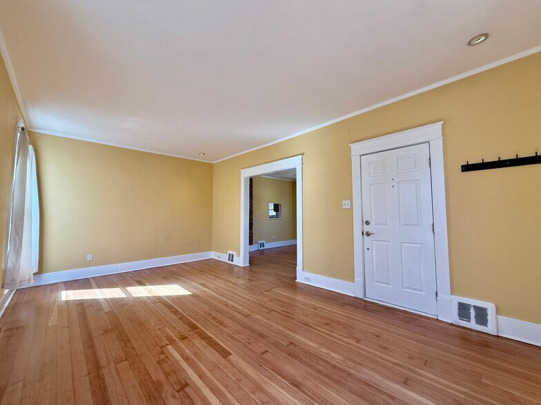 Building Photo - 909 Ouray Ave