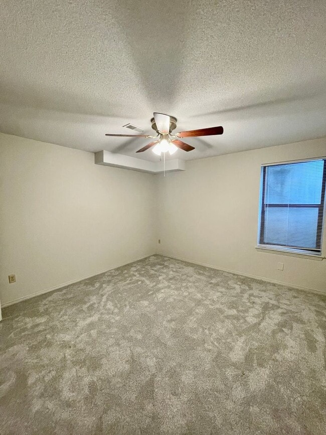 Building Photo - 3 bedroom in Andover! Mowing included!