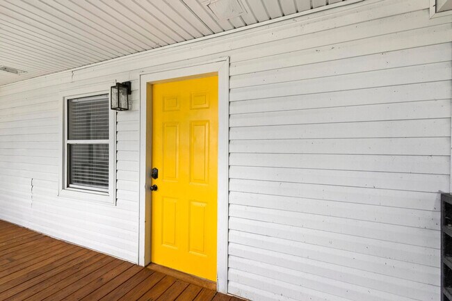 Building Photo - 1882 Lake St