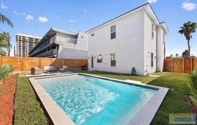 Building Photo - 104 W Pompano St