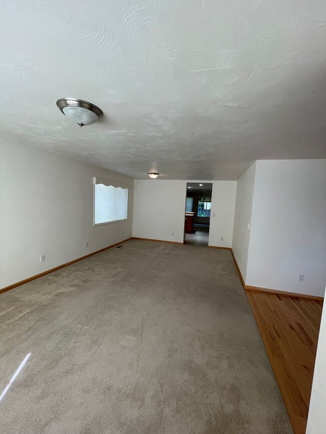 Building Photo - Large 4 Bed/ 2 Full Bath Home in the Gilha...
