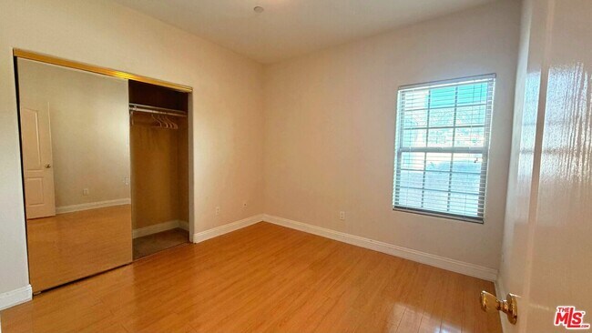 Building Photo - 421 E Santa Anita Ave