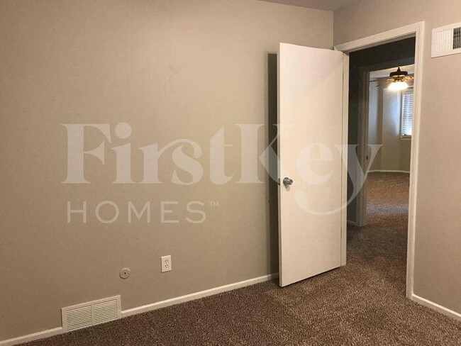 Building Photo - 5813 NW Aspen Ln