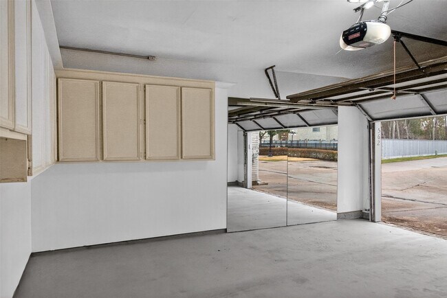 Building Photo - 562 Wilcrest Dr