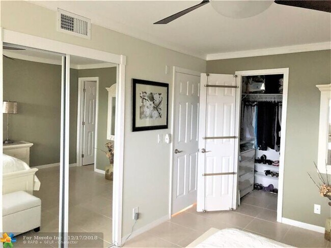 Building Photo - 2515 NE 1st Ct