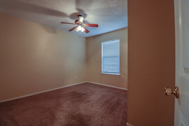 Building Photo - 3 bed 2 bath 2 car garage