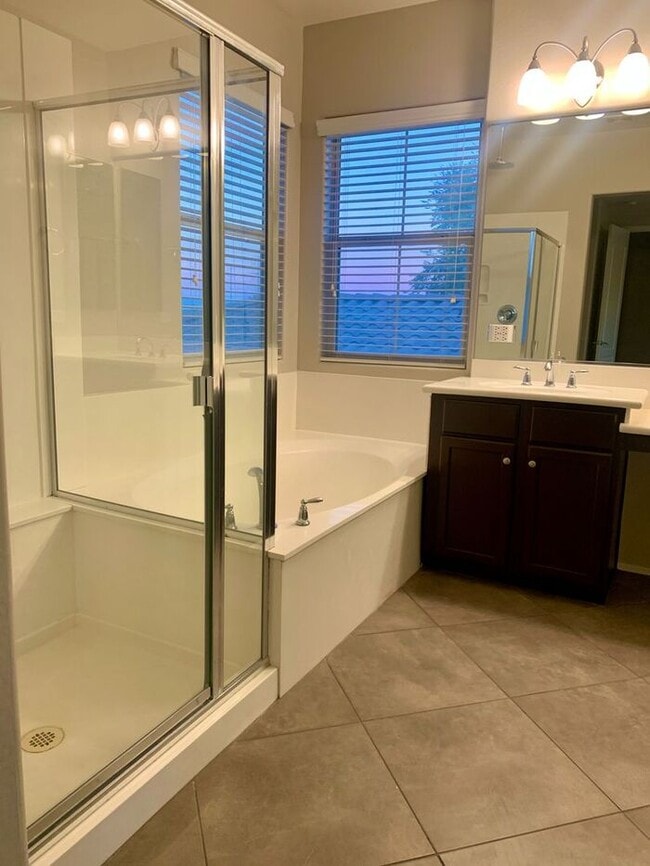 Building Photo - MOVE IN SPECIALS !! 4BD 3BA in South Tempe...