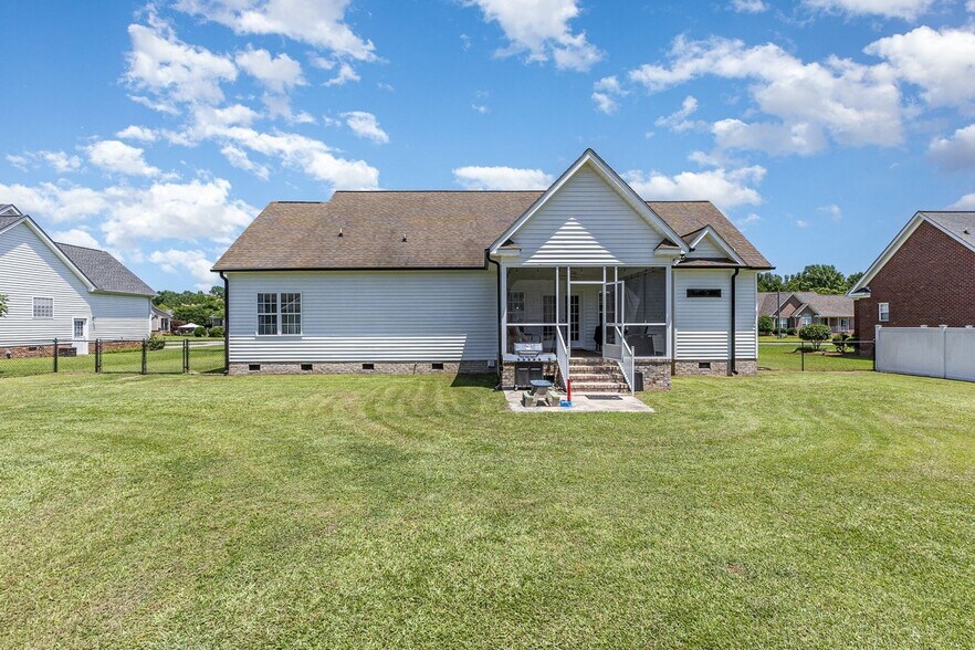 Building Photo - 305 Maddux Dr