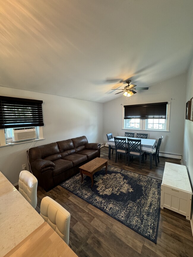 Living room and dining room with seated shoe area. - 21 Wallis Ave