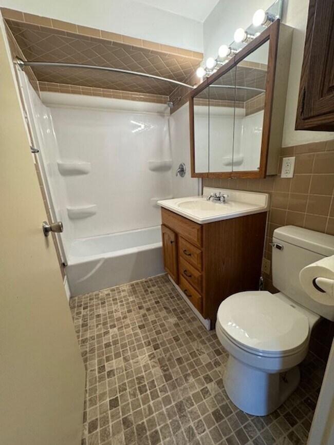 Building Photo - 654 Jefferson St