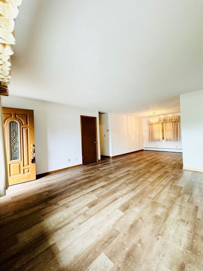 Building Photo - 4 Bedroom - 2 Bath Ranch Style Home with 2...