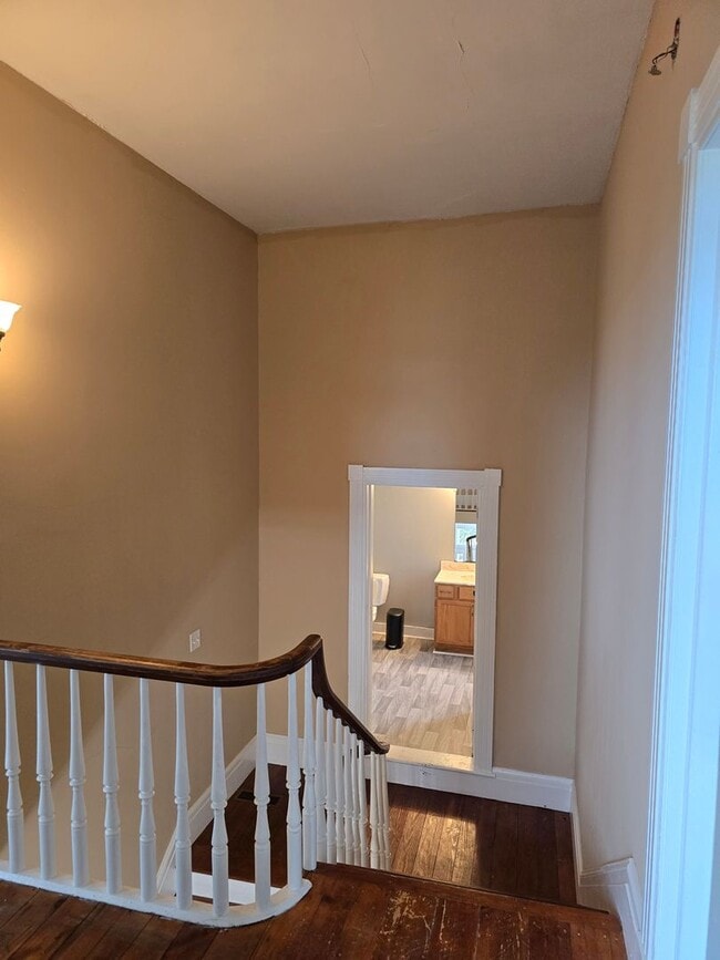 Building Photo - 2 Bedroom Farmhouse in Middletown