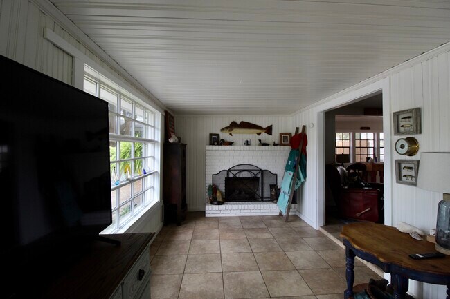 Building Photo - 1139 N Bayshore Dr