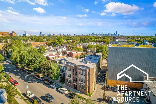 Building Photo - 2231 W Wilson Ave