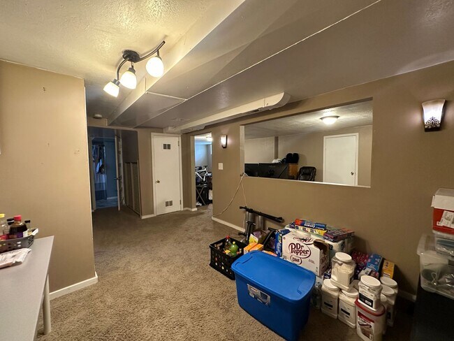 Building Photo - Fantastic 4 Bedroom 2 Bath Northside Home