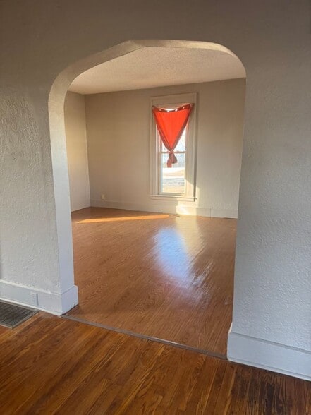 Building Photo - 403 W 6th St