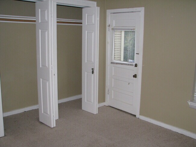 Building Photo - UT PRE-LEASE: North Campus 6 bed / 3 bath Remodel, High-End Kitchen Features SS Appliances, Wood ...