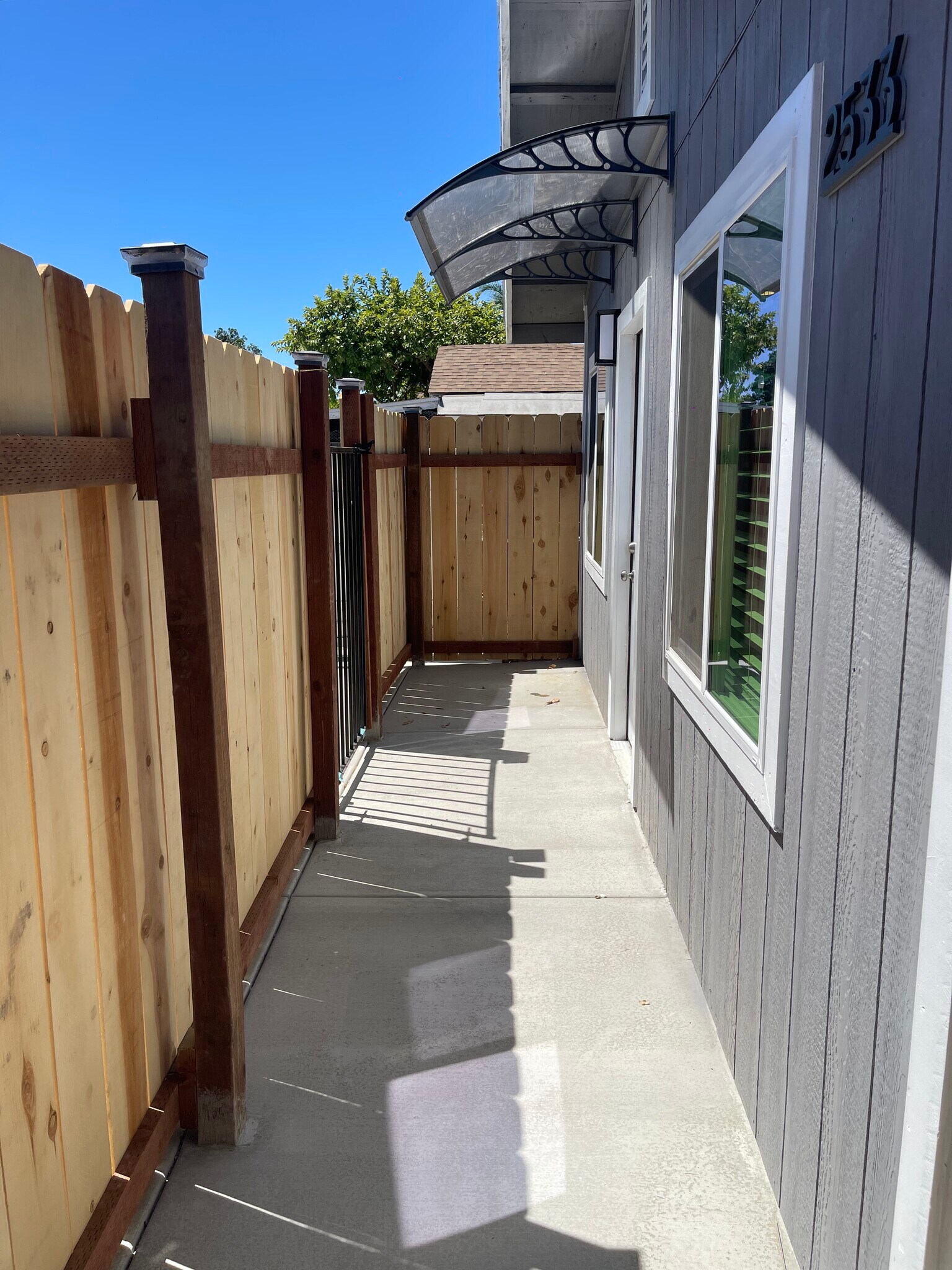 Building Photo - 2529 Crommelin Ave