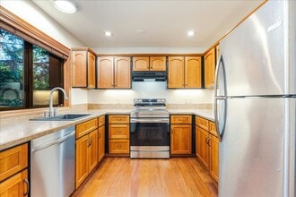 Building Photo - Lovely 3 bedroom, 2.5 bath townhouse with ...