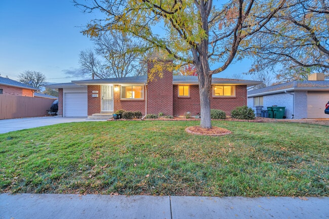 Building Photo - 3487 W Alamo Ave