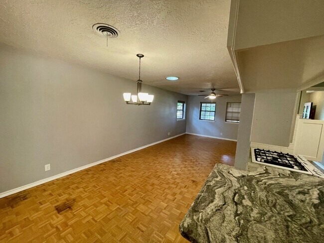 Building Photo - REMODELED HOME ON A QUIET STREET JUST ONE MILE WEST OF OU CAMPUS!