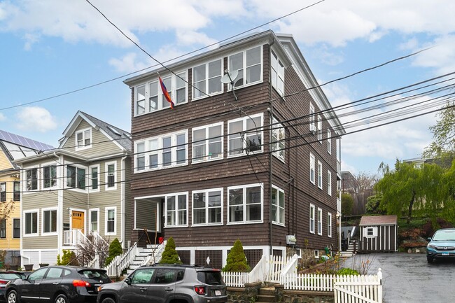 Building Photo - HUGE THREE BED IN SOMERVILLE!!!!!!!!