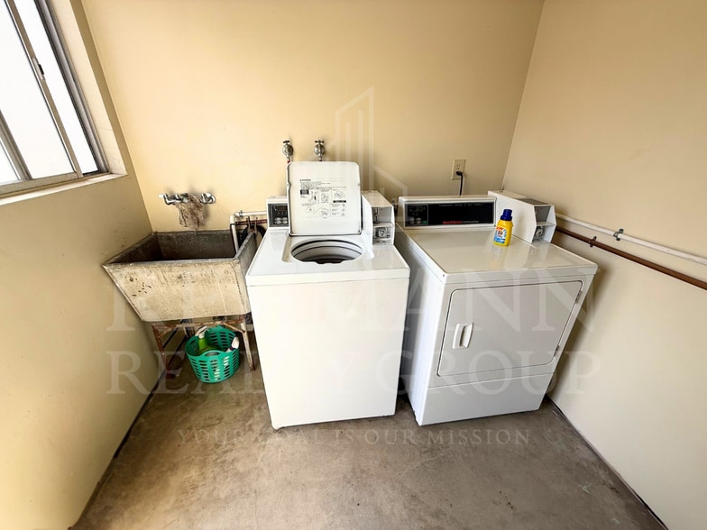 Building Photo - 4235 Kendall St