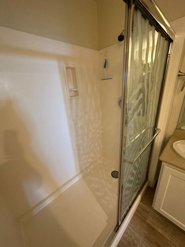 Building Photo - Guard gated Park Ave Condo