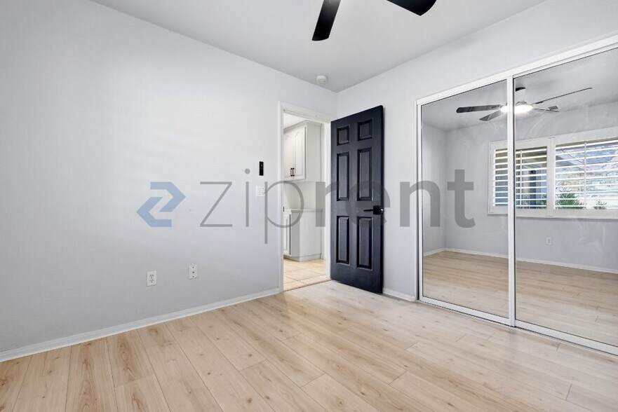Building Photo - Unit
