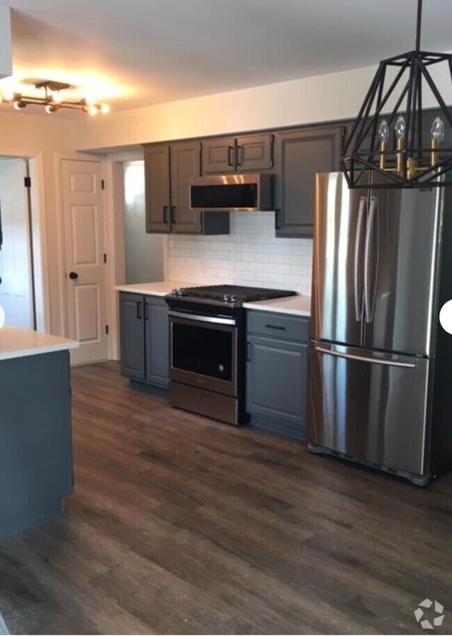 Building Photo - 3 bed/2 bath ranch on the NE side!