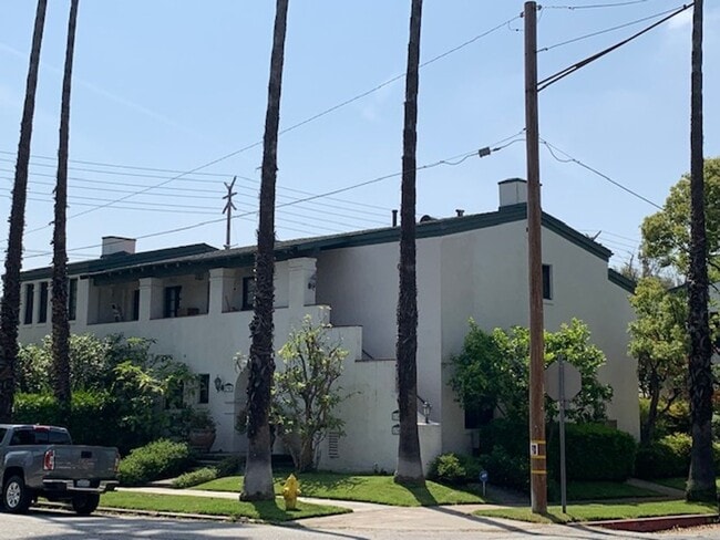 Building Photo - Vintage Style 1+1 - New Kitchen Appliances, Plank Floors, Balcony, pet friendly