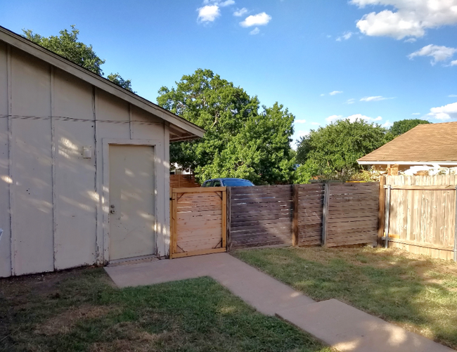 Building Photo - 1620 W Braker Ln