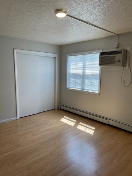 Building Photo - 515 E Burlington St