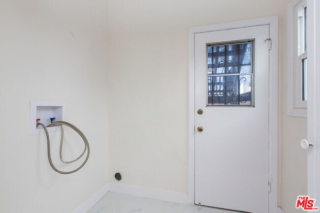 Building Photo - 181 S Sycamore Ave