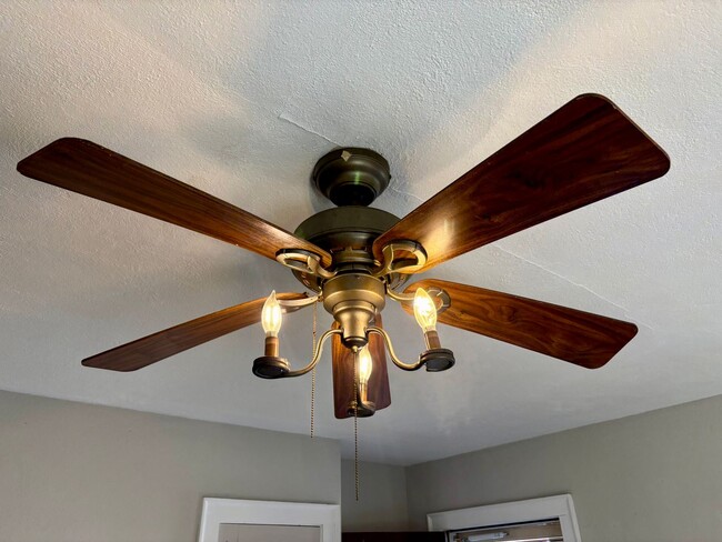 Building Photo - 3 Bedroom 1 Bathroom in York with Sunroom,...