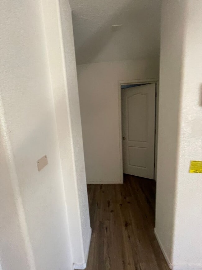 Building Photo - Beautiful 3 bedroom and 2 bath home ready for move in.