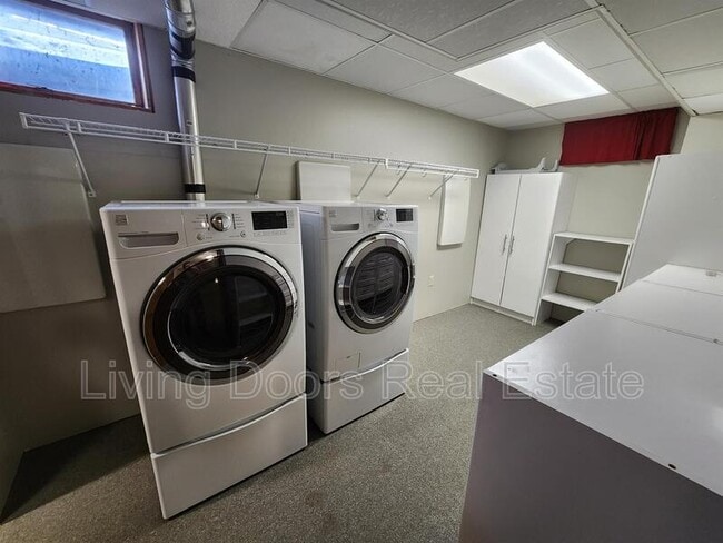 Building Photo - 7821 Trendwood Dr