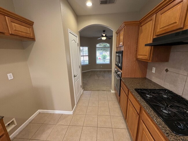 Building Photo - Spacious Tulare Home Available Now!