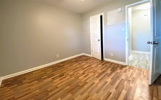 Building Photo - 11511 N Oaks Dr