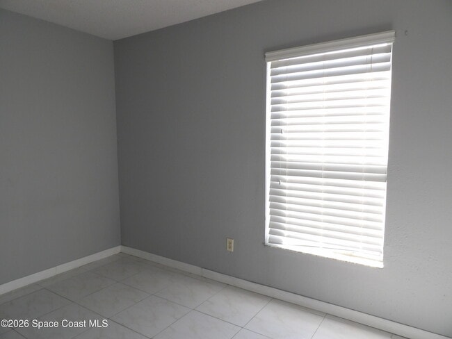 Building Photo - 1006 Locust Ave NW