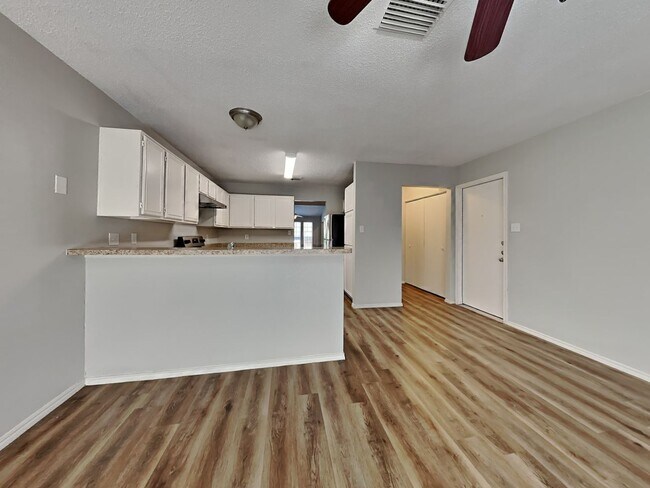 Building Photo - Charming 3BR Home for Rent in Hillside Heights, Dallas TX | Vaulted Ceilings | 2-Car Garage | Pet...