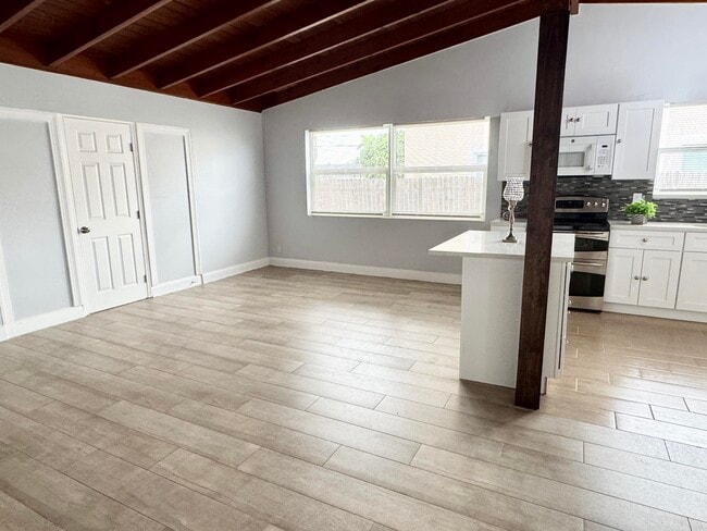 Building Photo - 350 Cypress Dr