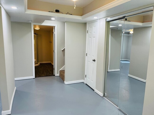 Building Photo - Beautiful 3 bedroom, 3 bathroom with large...