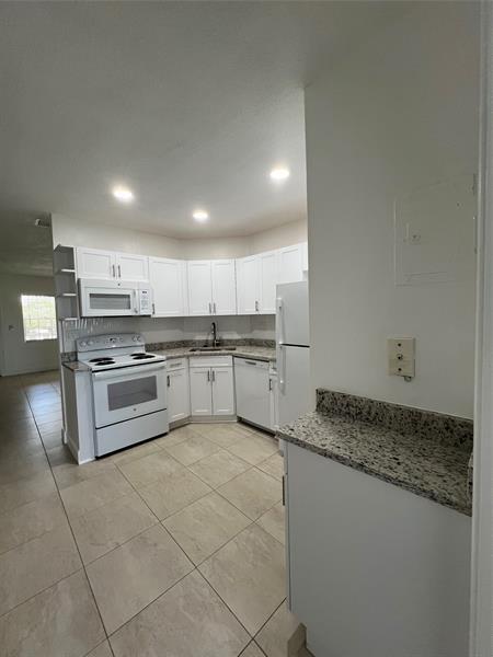 Building Photo - 2550 NE 51st St
