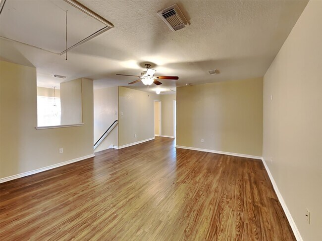 Building Photo - 226 Golden Oak Dr