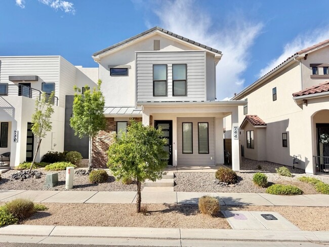Building Photo - Beautiful 3 Bedroom Home In Desert Color!